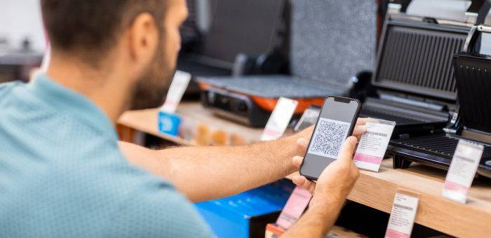 a male customer is scanning a QR code on indoor grill products
